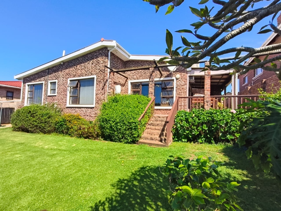 4 Bedroom Property for Sale in Wavecrest Eastern Cape